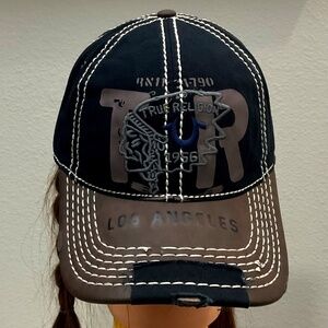True religion Distressed Cap .